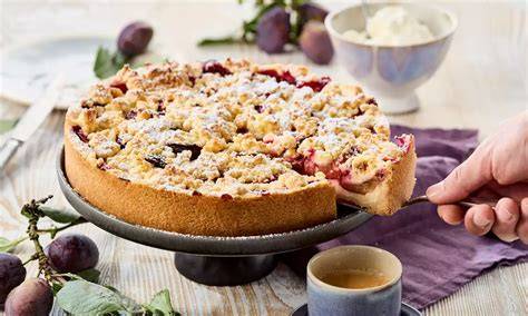 Serviervorschlag: lauwarmer Pflaumen-Schmand-Kuchen, Puderzucker, Schlagsahne, Kaffeeservice