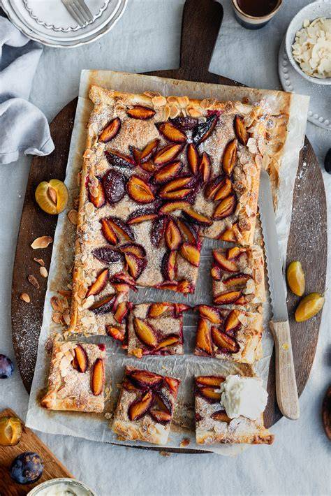 Serviervorschlag: noch warmer Zwetschgenkuchen mit Sahne und Zimtzucker