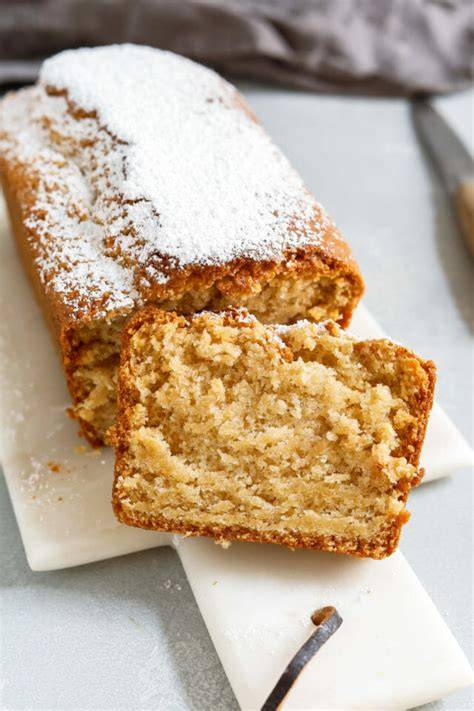 Serviervorschlag: schneller veganer Rührkuchen mit Puderzucker