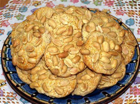 Serviervorschlag: vegane Erdnusskekse mit Meersalz und Erdnüssen