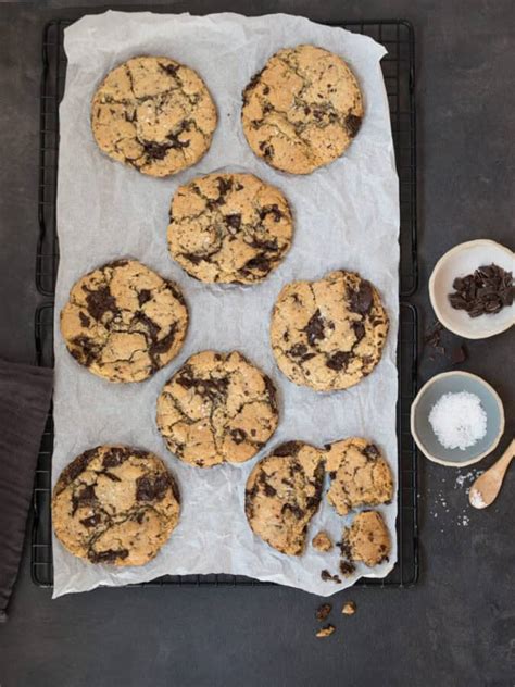 Serviervorschlag: warmer Riesen-Cookie mit Meersalzflocken und Milchglas