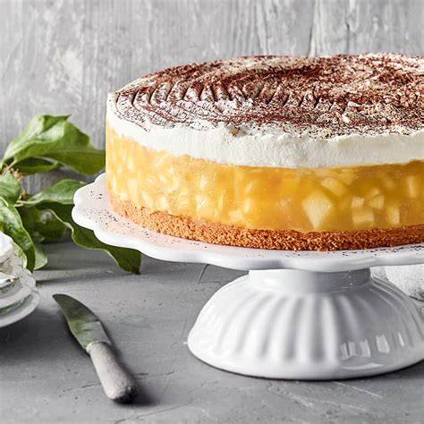 Serviervorschlag Apfel-Holunder-Kuchen auf Tortenplatte