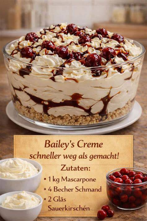 Serviervorschlag Baileys Dessert hübsch mit Minze und Kirschen dekoriert