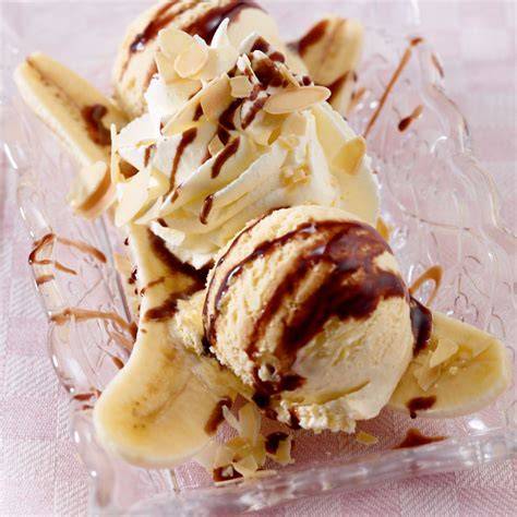 Serviervorschlag Bananensplit mit verschiedenen Eissorten