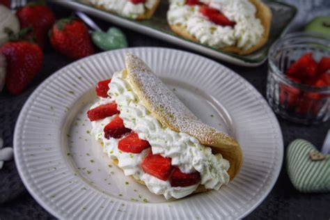 Serviervorschlag Biskuit Omelette mit Erdbeeren und Vanillesauce