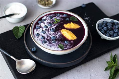 Serviervorschlag Blaubeersuppe: warm mit Zimtnocken, kalt als Dessert-Schale