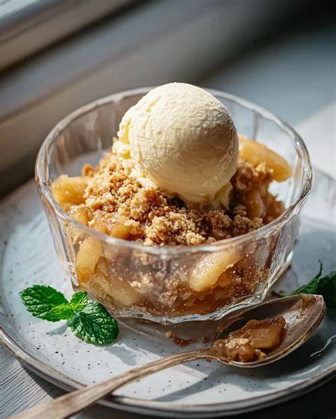 Serviervorschlag Bratapfel Crumble mit Deko und Vanilleeis