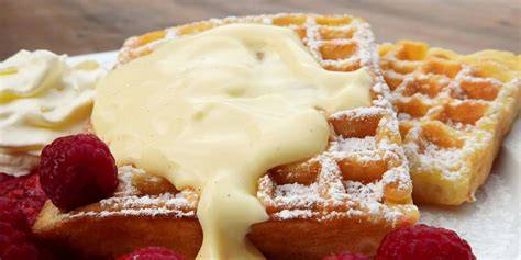 Serviervorschlag Eierlikörcreme auf Waffeln