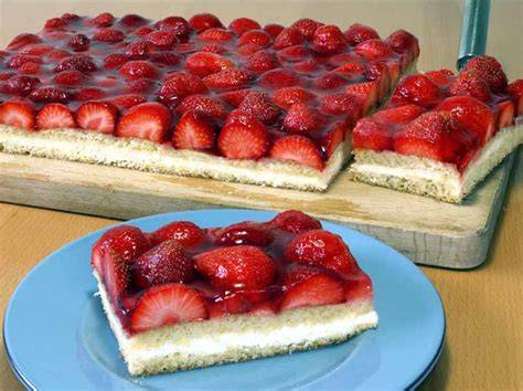 Serviervorschlag Erdbeerschnitte mit Biskuitboden