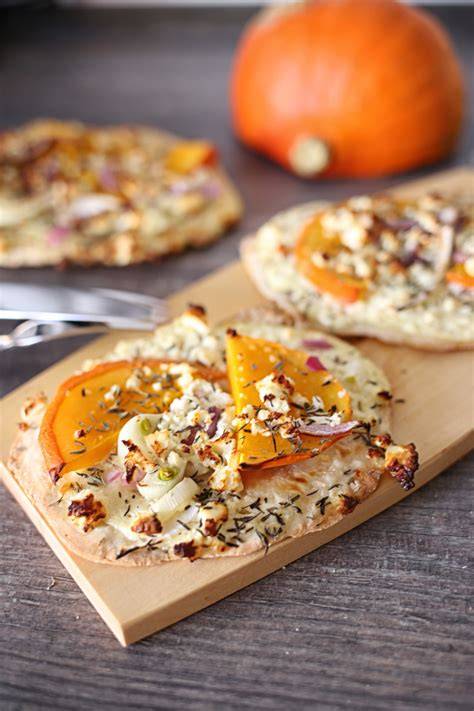 Serviervorschlag Flammkuchen Kürbis Feta Honig auf Holzbrett