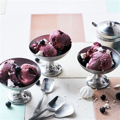 Serviervorschlag Heidelbeereis mit Eiswaffel
