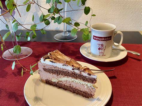 Serviervorschlag Husinger Torte auf gedecktem Tisch