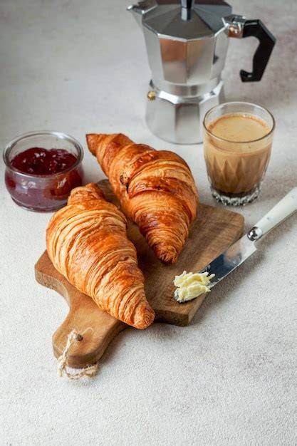 Serviervorschlag Käse-Croissant mit Kaffee