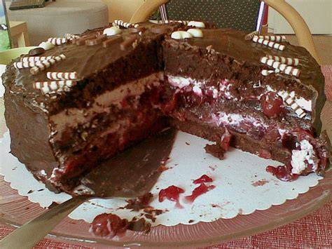 Serviervorschlag Kirsch Schoko Baiser Torte mit Kaffee