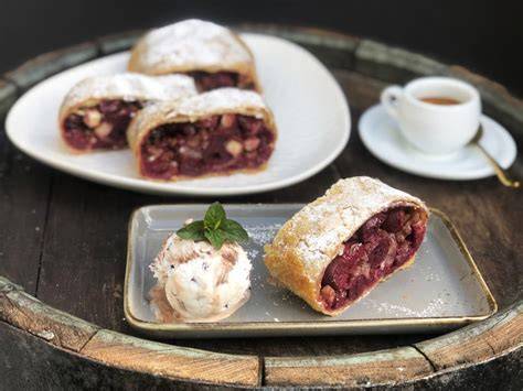 Serviervorschlag Kirsch-Strudel mit Vanille-Pudding