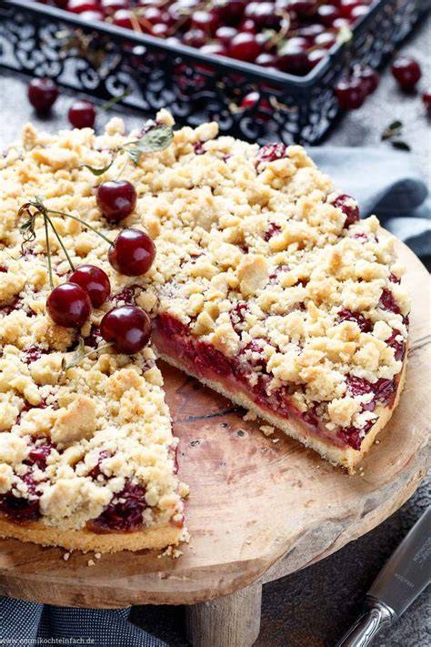 Serviervorschlag Kirschgitter-Kuchen mit frischen Kirschen