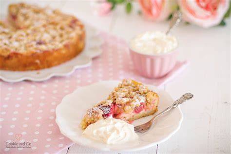 Serviervorschlag Rhabarber-Streuselkuchen mit Vanilleeis und Schlagsahne