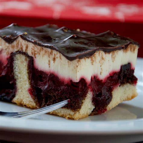 Serviervorschlag Schneewittchenkuchen mit Dekorationsideen