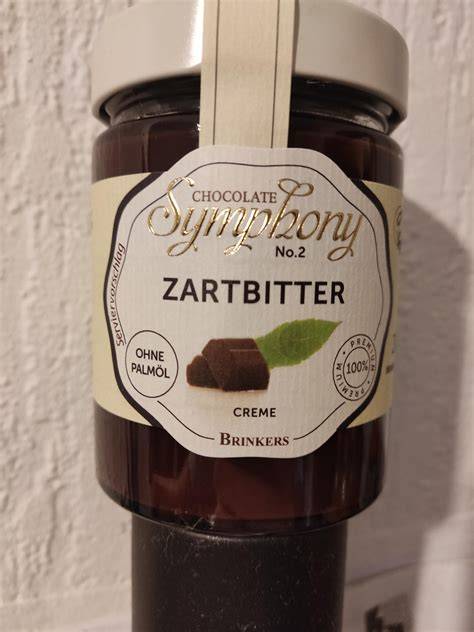 Serviervorschlag Schoko-Birnen-Kuchen mit Minze und Dekoration