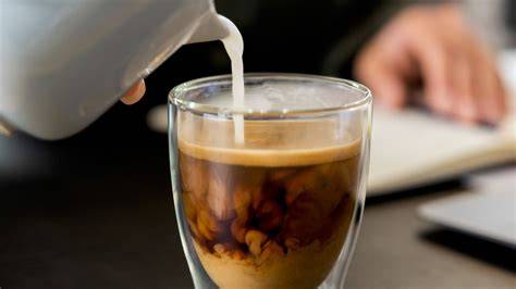 Serviervorschlag Schoko-Blätterteig-Stangen mit Kaffee und Milch