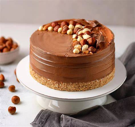Serviervorschlag Tag-und-Nacht-Torte mit dekorativem Kakao