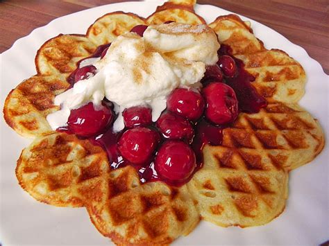 Serviervorschlag Waffeln mit heißen Kirschen und Sahne