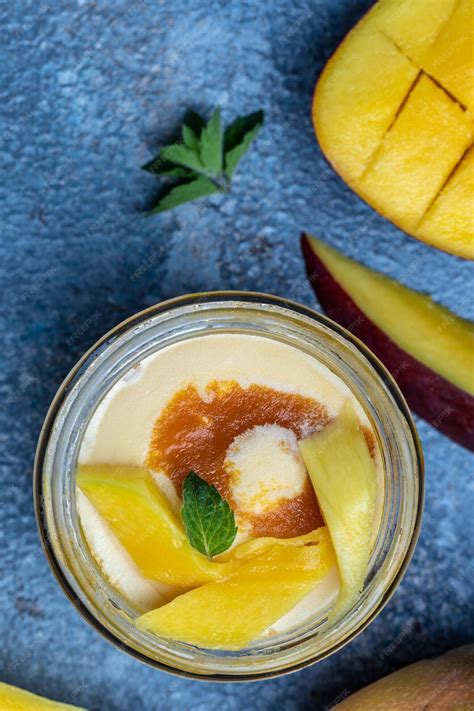 Serviervorschlag des Honigmelone-Kokosmilch-Desserts mit Minzblättern