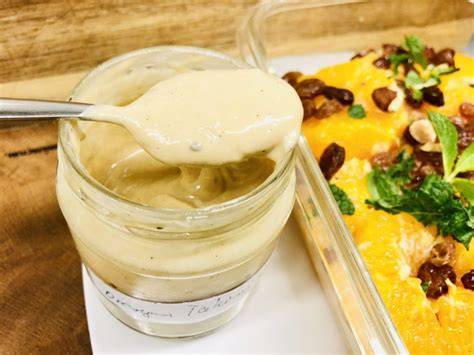 Serviervorschlag für marinierte Orangen mit Tahini Sauce und Pistazien