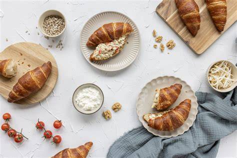 Serviervorschlag herzhafte Croissants auf Frühstückstisch