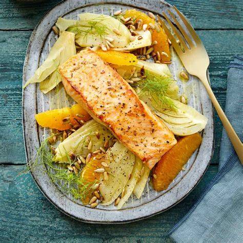 Serviervorschlag mit Lachs, Fenchel, Gurke und Honig-Senf-Espuma