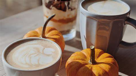 Serviervorschlag mit Sahne, Zimtzucker und Kaffee