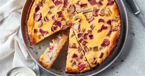 Serviervorschlag mit Sahne: Low Carb Rhabarberkuchen