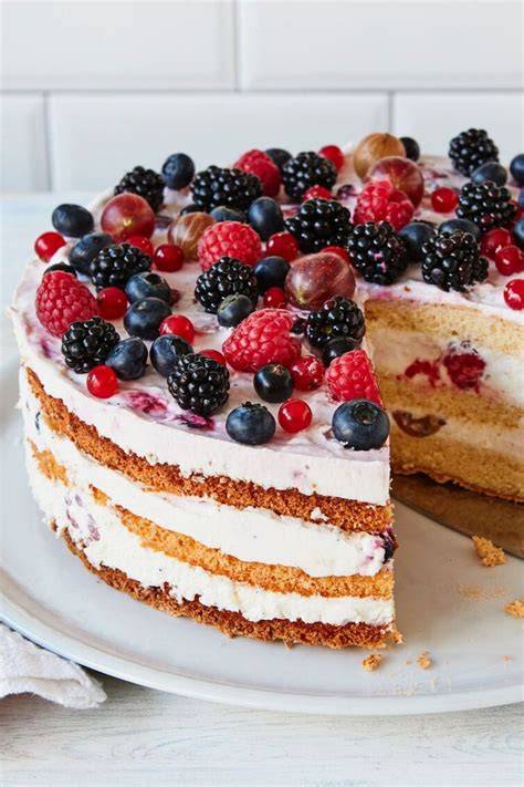Serviervorschlag verschiedener Beeren-Sahne-Torten