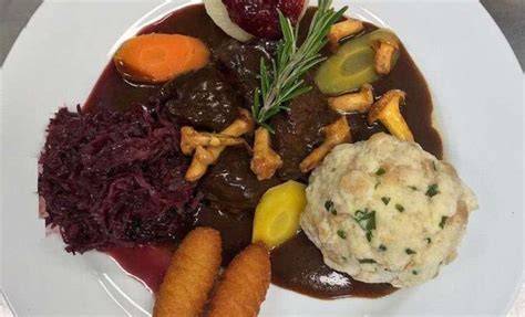 Serviettenknödel und Kartoffelstampf mit Ochsenbäckchen