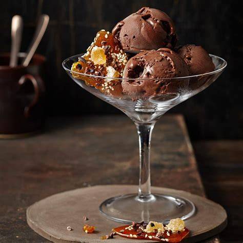 Serving-Idee: Halbgefrorenes mit Karamelltalern, Ingwer und Kakao-Nibs