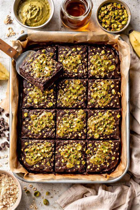 Serving-Idee: Kugel Pistazieneis, Brownie, gehackte Pistazien, Fäden Pistazienmus
