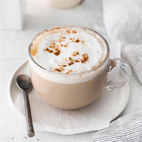 Serving-Idee: White Chocolate Cappuccino mit Vanille und Kakaonibs