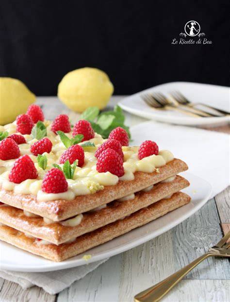 Serving-Ideen: Erdbeerspiegel, Haselnuss-Karamell, Himbeeren und Minze
