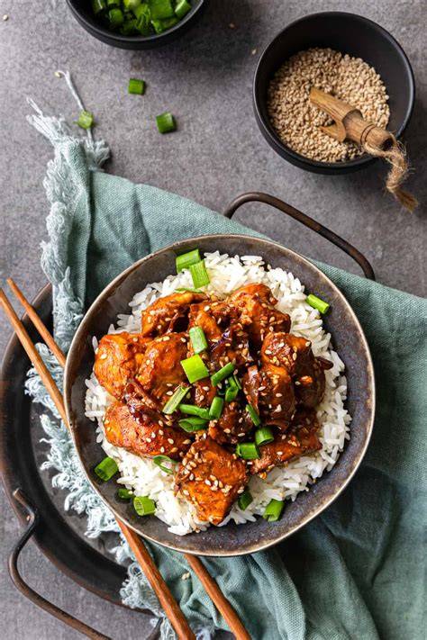 Sesam Hähnchen auf Reis, garniert mit Sesam