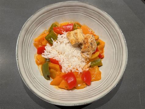 Sesam-Honig-Schnitzel mit Reis und Paprikagemüse