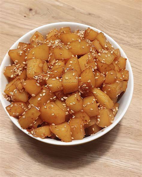 Sesam-Kartoffeln auf Blech mit Sesam bestreut