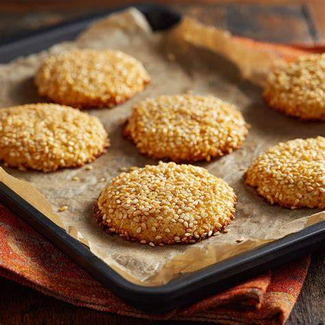 Sesamkekse auf Backblech, vor dem Backen