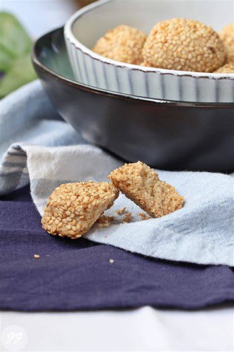 Sesamkekse mit Tahin und Sesam bestreut
