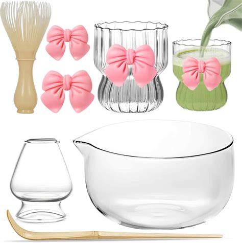 Set aus Utensilien: Kasserolle, Schneebesen, Schokolade und Gläser
