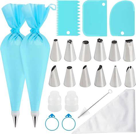 Set mit Tortenring, Spritztüllen und Modellierwerkzeugen