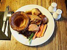 Setup für einen traditionellen englischen Sunday Roast mit Pudding und Gemüse
