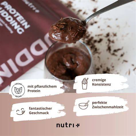 Shaker und Schüssel mit Protein Pudding Zubereitung
