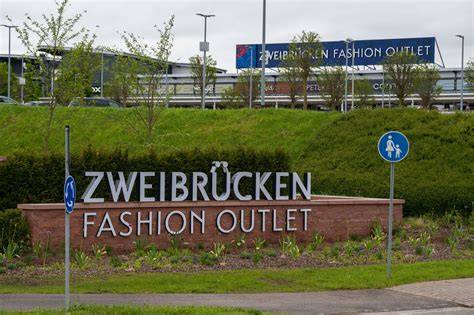 Shopping-Passage im Outlet Center