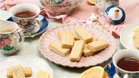Shortbread auf Etagere neben einer Tasse Earl Grey