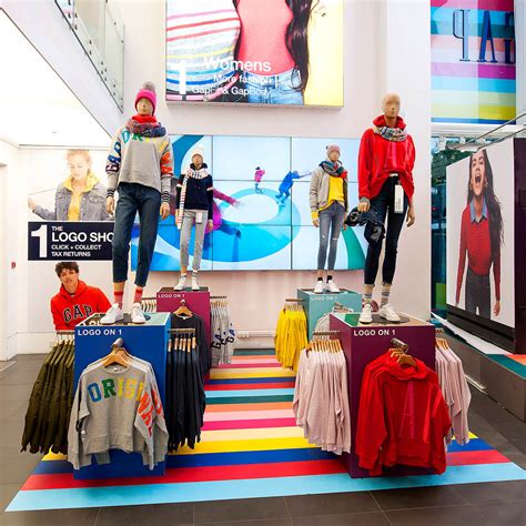 Showroom mit visual merchandising und kreativen Adventskalender-Displays